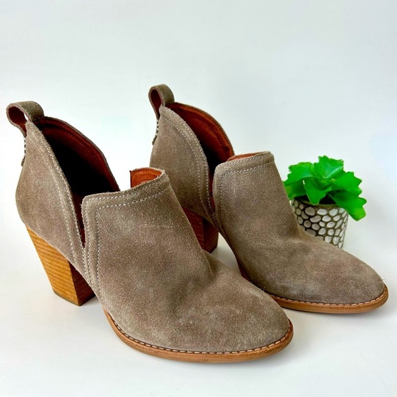 Jeffrey Campbell Rosalee Booties Block Heel Ankle Boots Gray Taupe Suede Size 7 - Picture 2 of 16